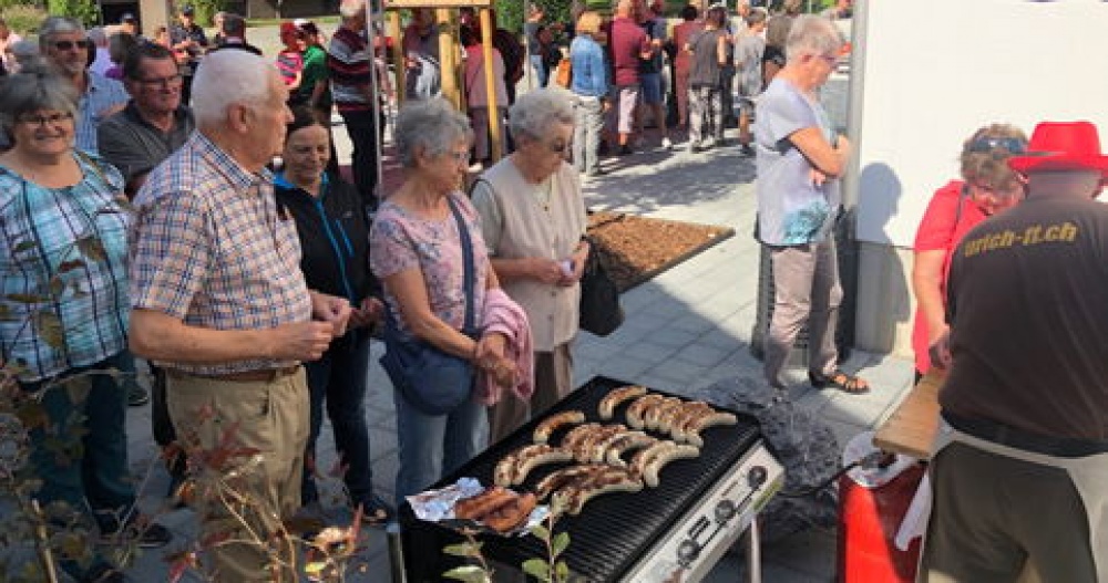 Voller Erfolg: Jeweils mehrere hundert Grillwrste und Crpes wurden am Erffnungsfest bei prchtigem Wetter an die zahlreichen Gste abgegeben.