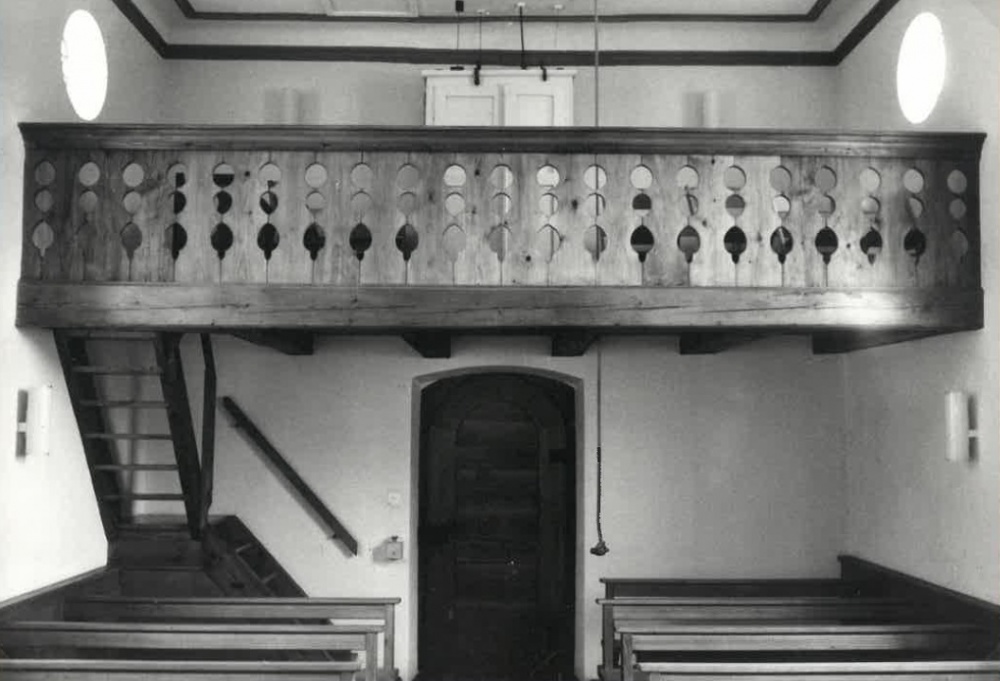 Blick auf die Orgelempore im Chäppeli vor der letzten Renovation in den Jahren 1967–68:
Die Glocke wurde noch per Seil geläutet und die heutige Hauser-Orgel war noch nicht
eingebaut.