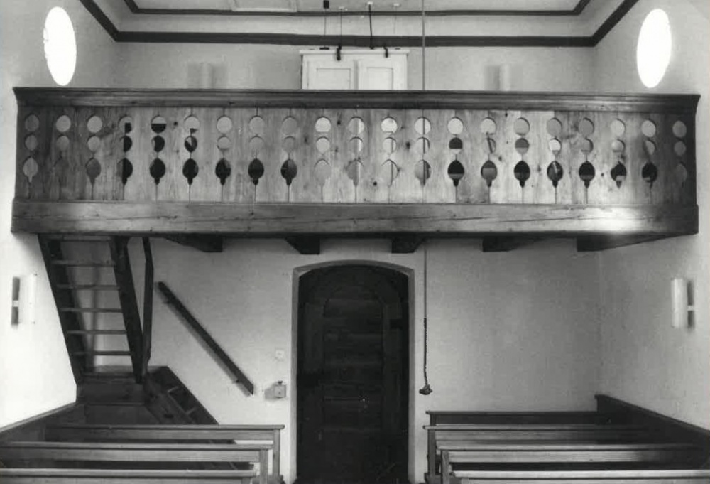 Blick auf die Orgelempore im Chppeli vor der letzten Renovation in den Jahren 196768:
Die Glocke wurde noch per Seil gelutet und die heutige Hauser-Orgel war noch nicht
eingebaut.